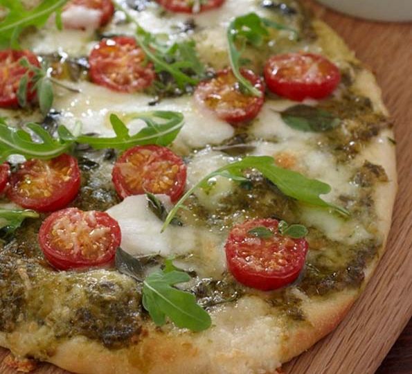 Pesto-Mozzarella-Pizza